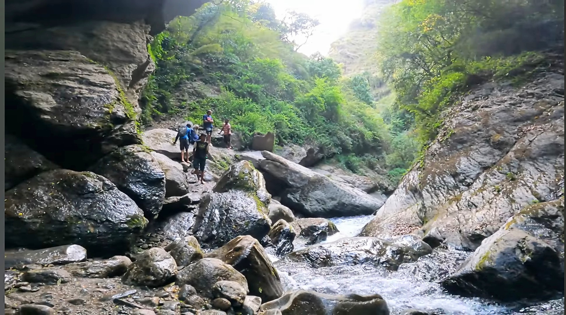 Bangoru waterfall trek